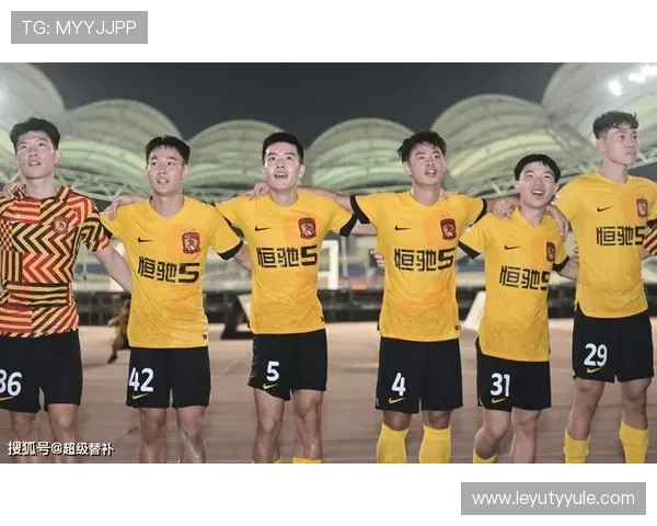 恒大全华班出战中超联赛的战术表现与争议分析
